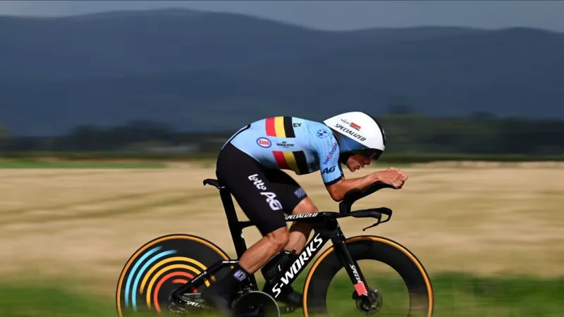 Remco Evenepoel đã đánh bại nhiều ngôi sao cá nhân tính giờ