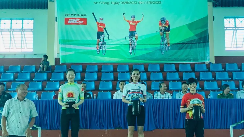 Đinh Thị Như Quỳnh trên bục nhận thưởng