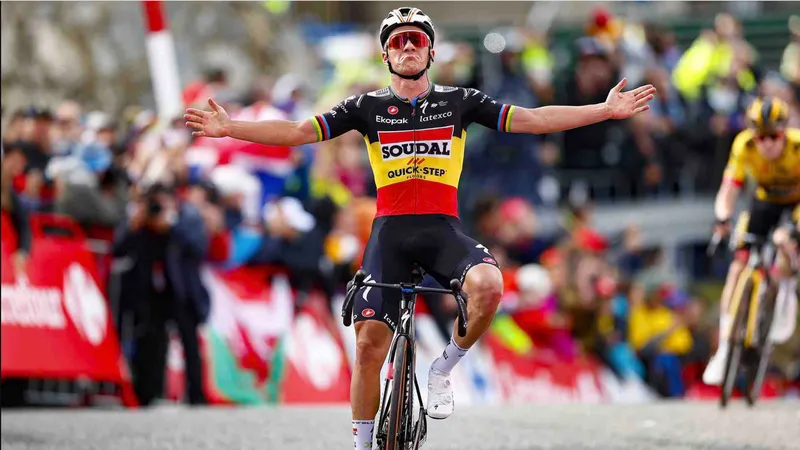 Remco Evenepoel ăn mừng chiến thắng