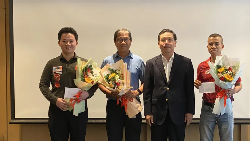Bao Phương Vinh (bìa trái), Trần Quyết Chiến (Bìa phải) tại lễ vinh danh