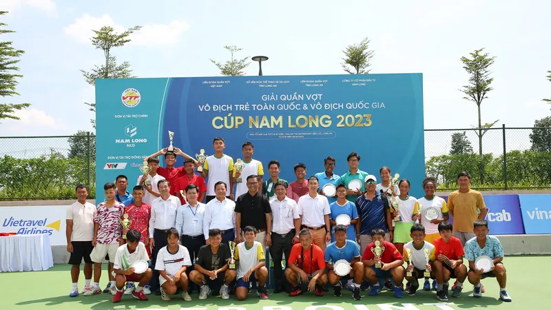 Các tay vợt trẻ chụp hình lưu niệm cùng với nhau