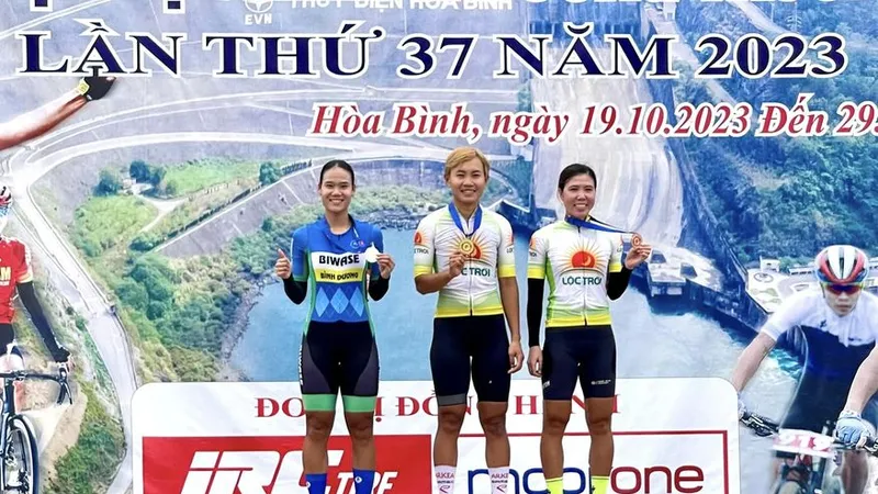 Nguyễn Thị Thật (giữa) trên bục nhận huy chương vàng