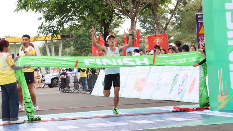 Hoàng Nguyên Thanh ăn mừng chiến thắng