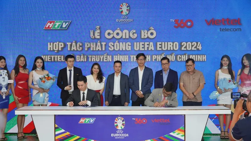 HTV và Viettel ký kết chương trình hợp tác phát sóng EURO. Ảnh: HOÀNG HÙNG