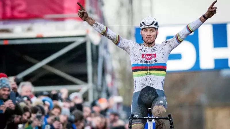 Mathieu van der Poel ăn mừng chiến thắng