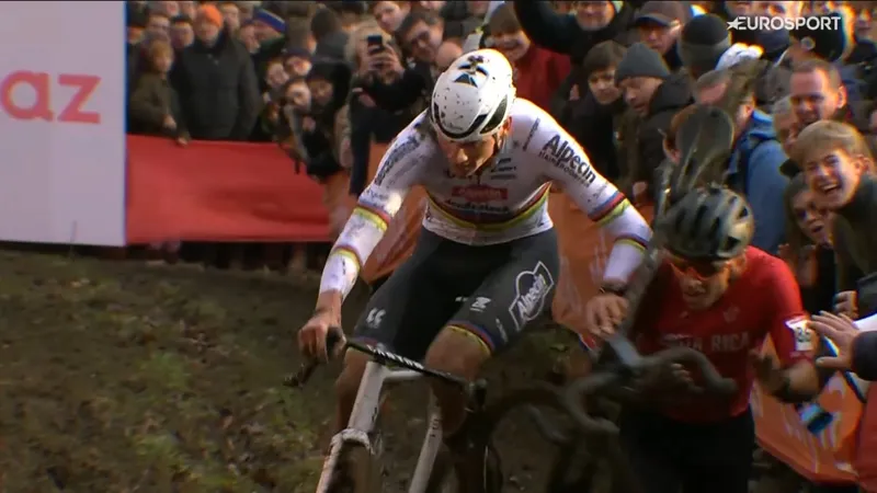 Cảnh Mathieu van der Poel đẩy Felipe Nystrom