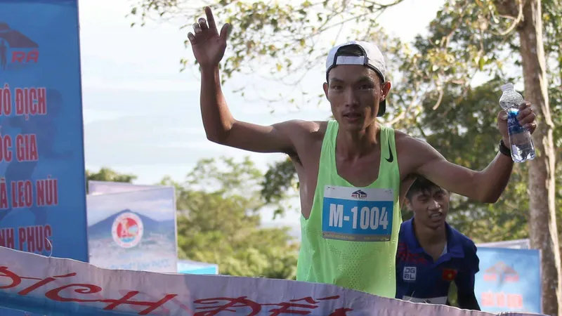 Hoàng Nguyên Thanh lên đỉnh Bà Rá đầu tiên