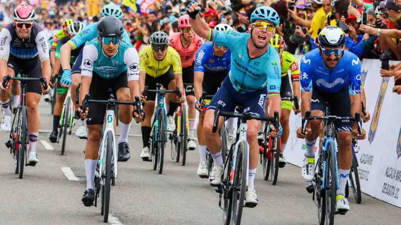  Mark Cavendish giơ tay ăn mừng chiến thắng