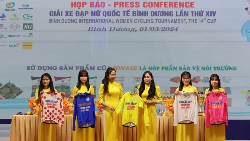 Ban tổ chức giới thiệu áo giải thưởng