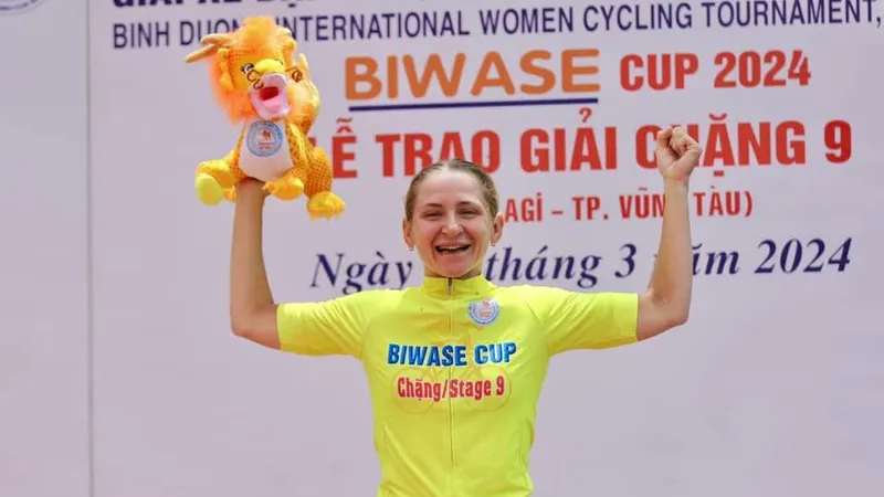 Natalia Frolova giúp đội Biwase có 3 danh hiệu quan trọng