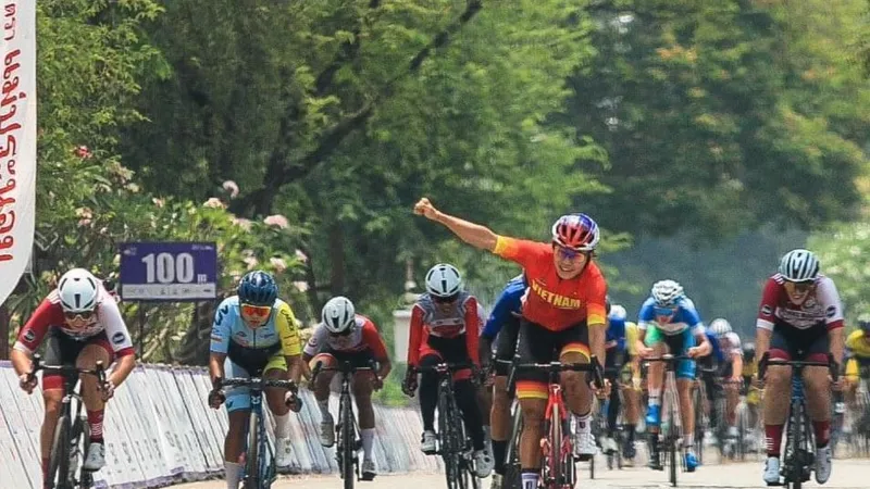 Nguyễn Thị Thật ăn mừng chiến thắng. Ảnh: Thái Cycling