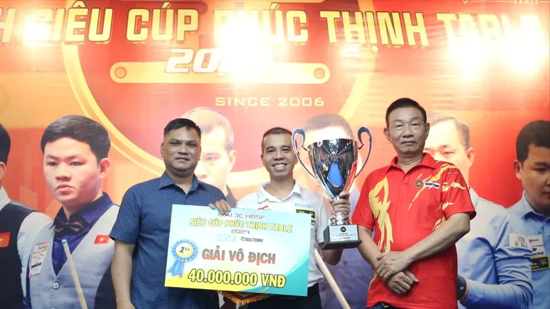 Trần Quyết Chiến với chiếc Cúp vô địch