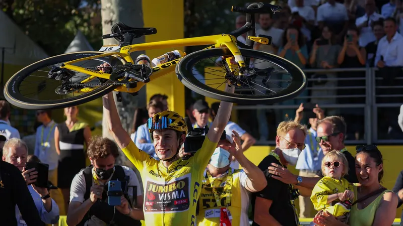Jonas Vingagaard hai năm liên tiếp giành Áo vàng Tour de France
