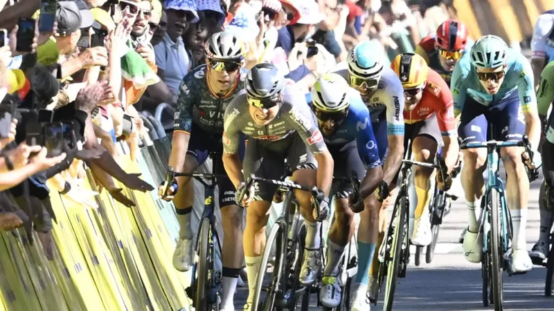 Jasper Philipsen ép xe Wout van Aert vào bảng quảng cáo