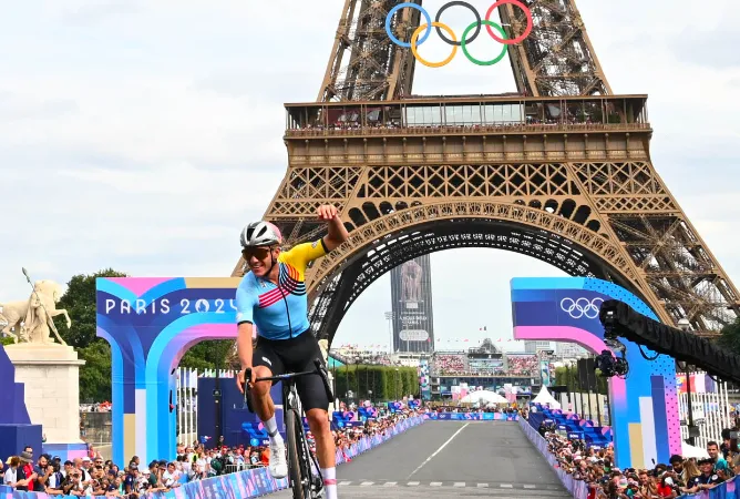 Remco Evenepoel ăn mừng đi solo về đích thành công