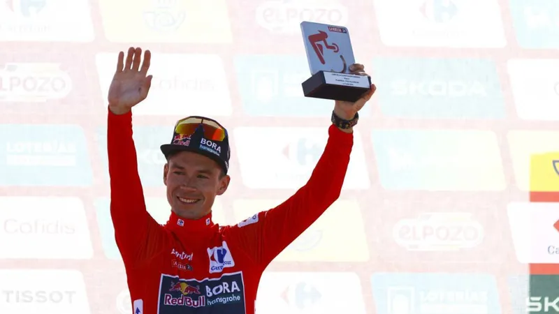 Primoz Roglic vươn lên chiếm áo đỏ