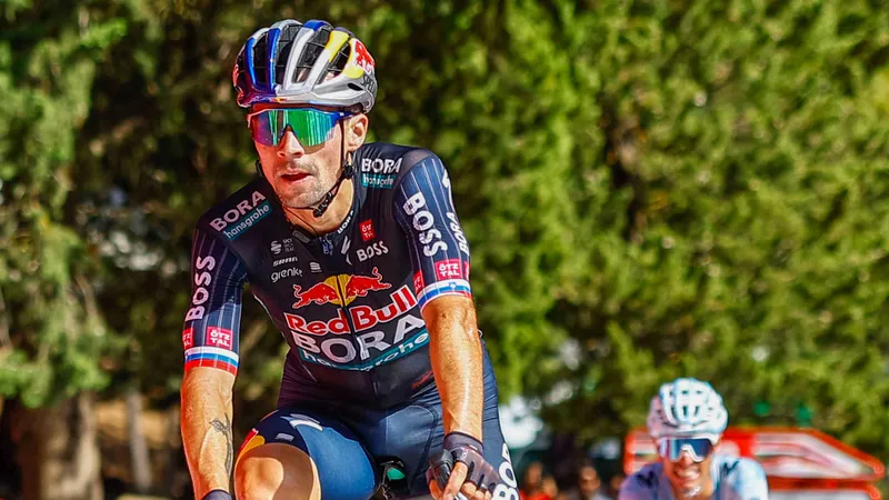 Primoz Roglic tăng tốc về đích