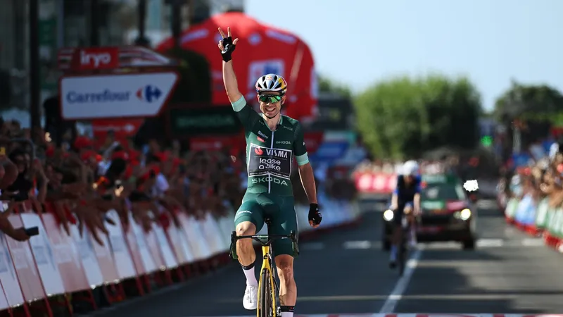Wout van Aert giơ 3 ngón tay ăn mừng chiến thắng thứ 3