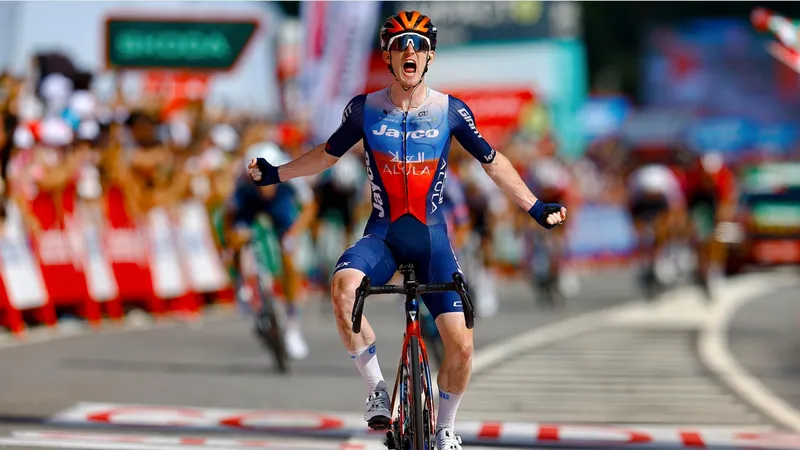 Eddie Dunbar phấn khích với chiến thắng đầu tiên ở Grand Tour