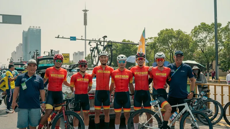 Các tay đua Việt Nam đang thử sức ở giải xe đạp UCI 2.2
