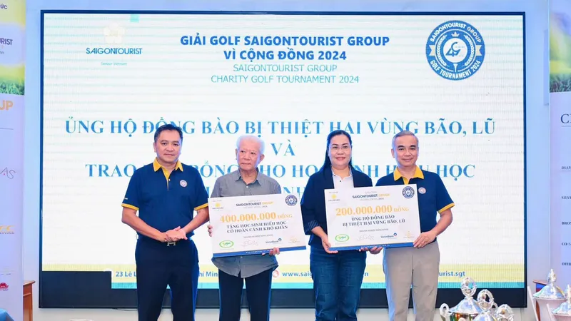 Ban tổ chức trao tiền quyên góp ủng hộ cho đồng bào bị bão, lũ