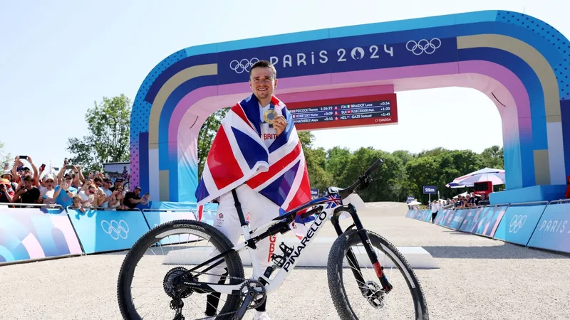  Tom Pidcock giành HCV xe đạp địa hình Olympic 2024