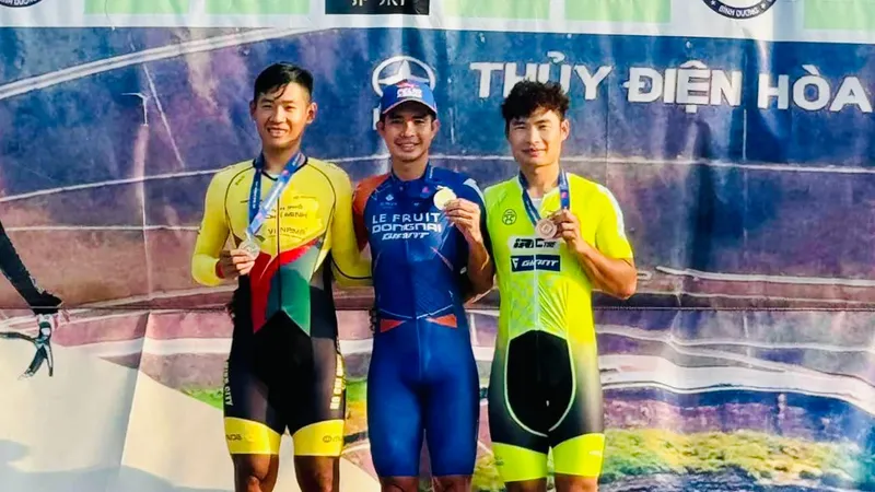 Nguyễn Hoàng Sang (giữa) trên bục nhận huy chương