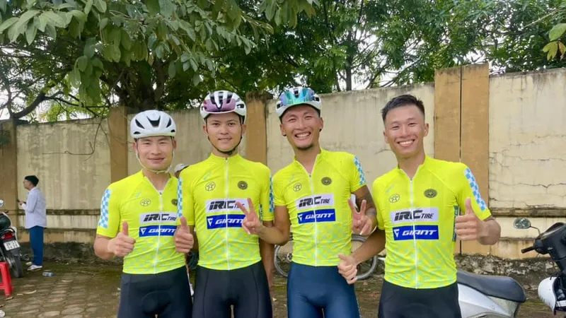 Ngô Văn Phương (thứ 2 phải sang) cùng các tay đua Hà Nội