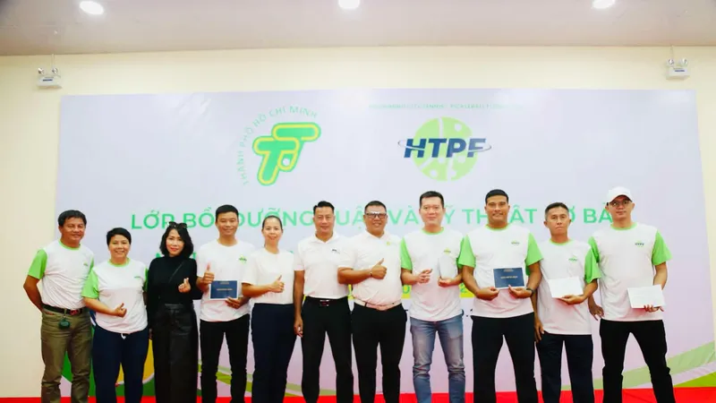 Các học viên nhận chứng chỉ sau khi dự khoá học