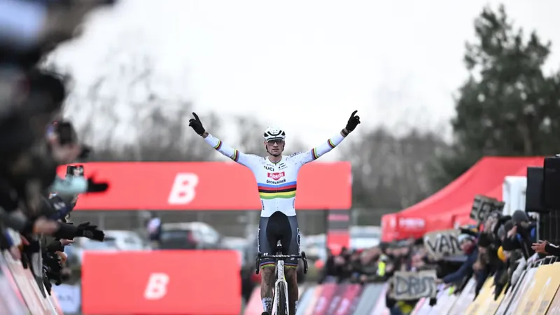 Mathieu van der Poel một mình về đích thắng giải