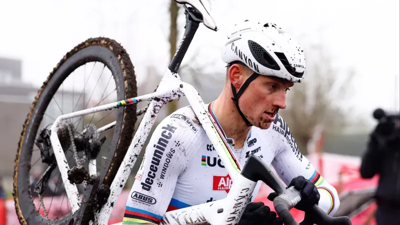 Mathieu van der Poel thể hiện nỗ lực lớn trên đường đua
