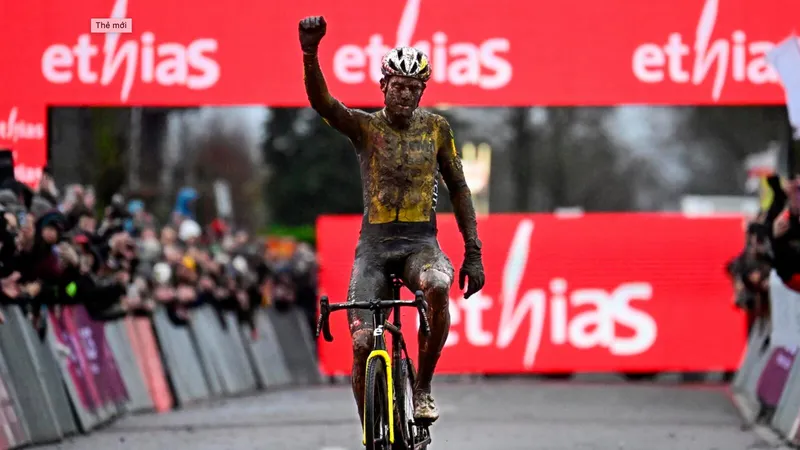 Wout van Aert lấm lem khi về đích