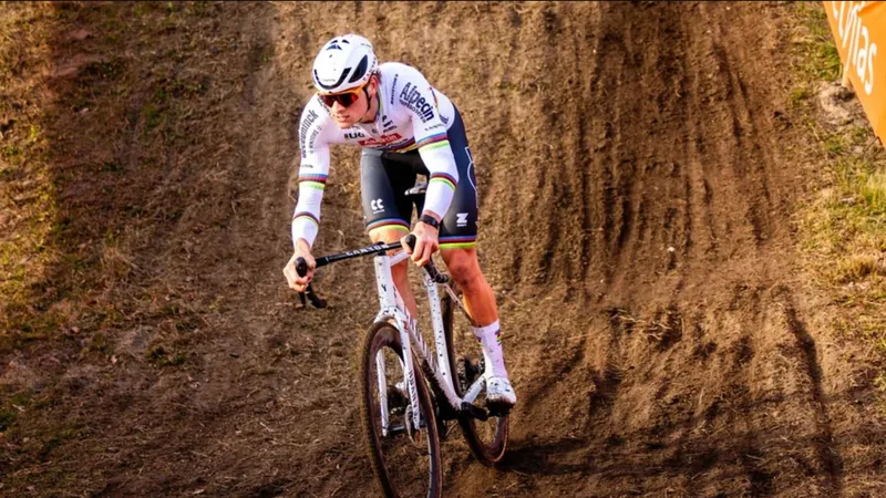 Mathieu van der Poel cũng là tay đua việt dã cừ khôi