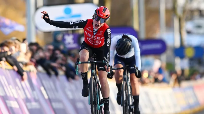 Lotte Claes thắng Omloop Het Nieuwsblad WE 2025