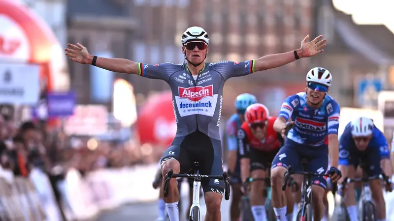 Hình ảnh Mathieu van der Poel chiến thắng Le Samyn