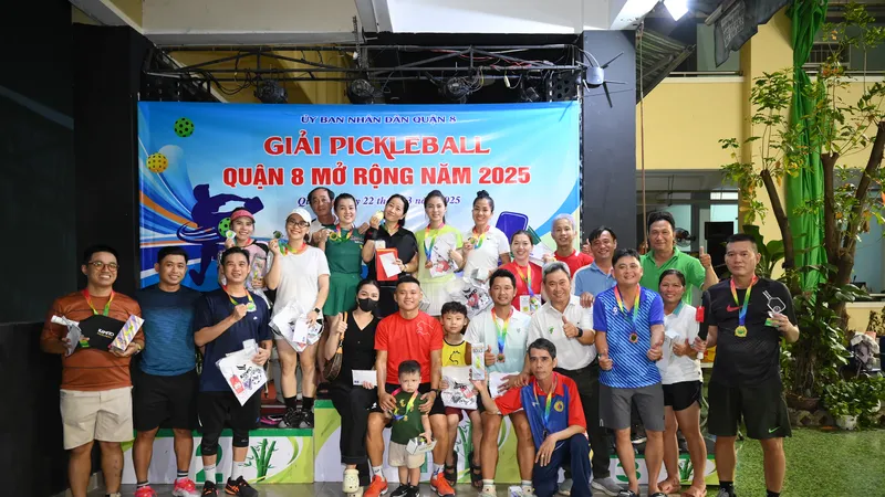 Các VĐV chụp hình giao lưu sau giải đấu