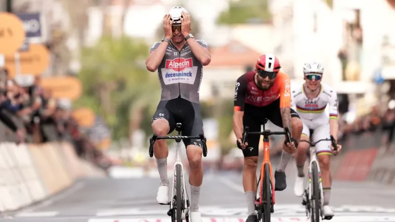 Niềm vui chiến thắng tại đích đến của Mathieu van der Poel 
