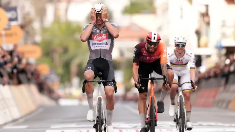 Mathieu van der Poel rất linh hoạt khi về đích