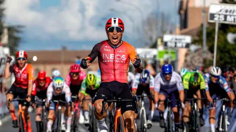Caleb Ewan tung nước rút dũng mãnh thắng chặng