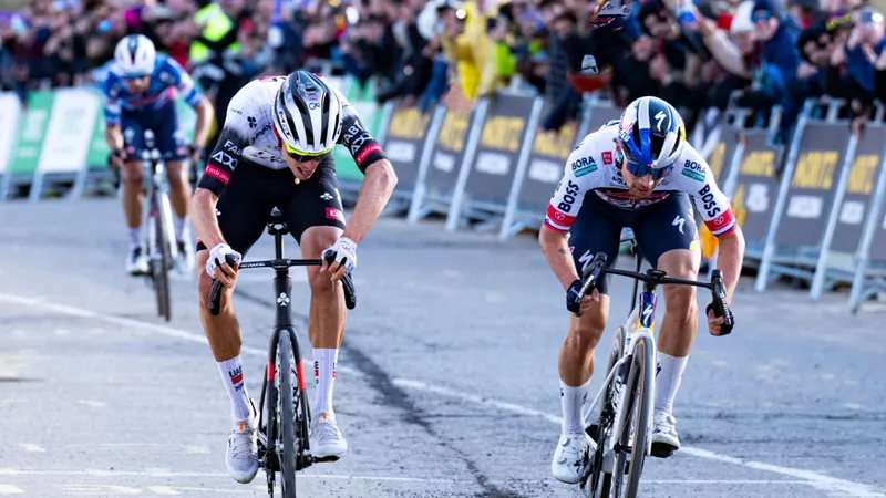 Juan Ayuso và Primoz Roglic so kè nước rút