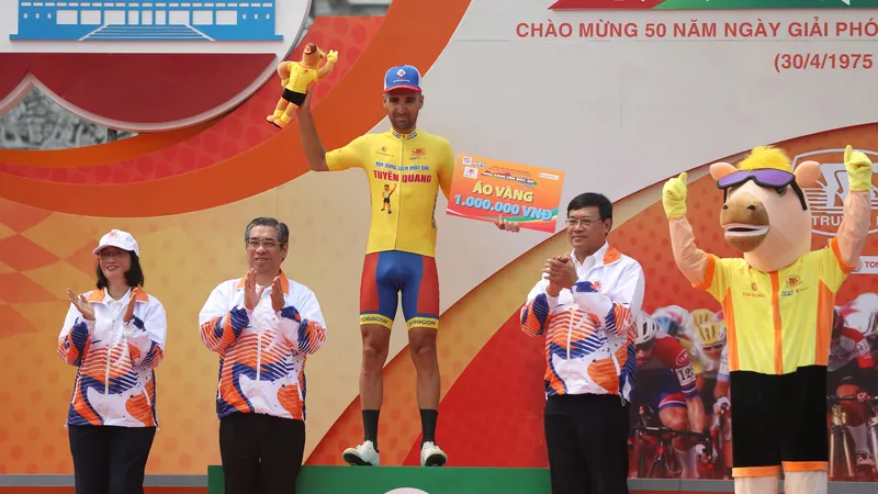Loic tạm mặc áo vàng sau chặng 1. Ảnh: Như Huy