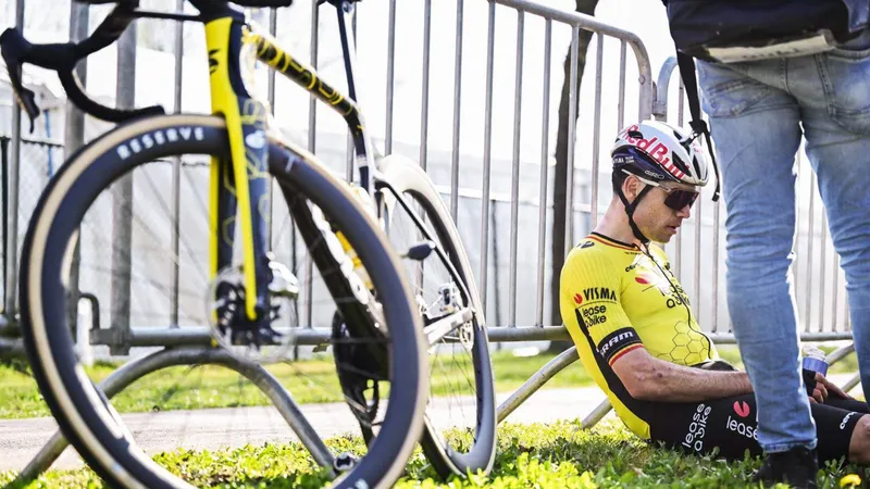 Nỗi thất vọng của Wout van Aert sau khi thất bại tại Dwars door Vlaanderen 2025