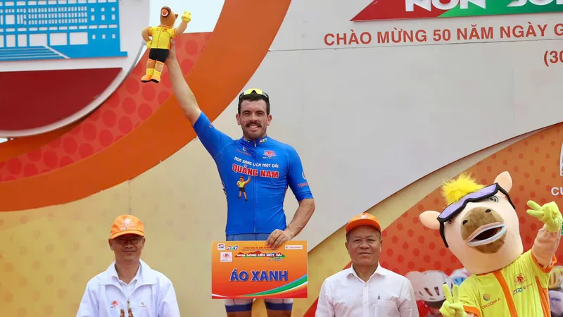 Nick Kergozou lần thứ 6 thắng chặng giữ vững chiếc Áo xanh