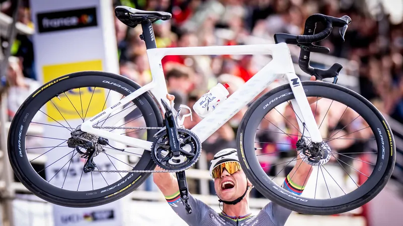 Niềm vui chiến thắng của Mathieu van der Poel 
