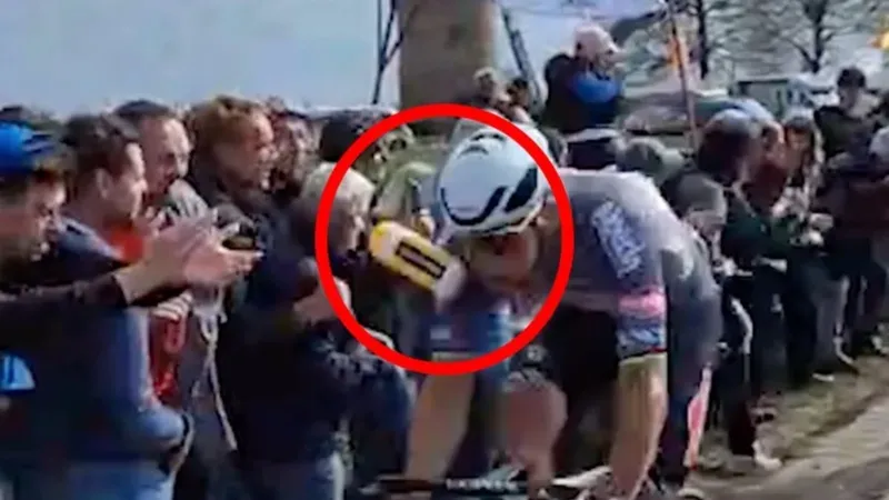 Mathieu van der Poel bị chọi chai nước