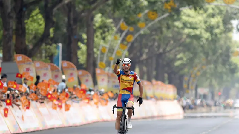 Loic một mình về đích giành chiến thắng chặng