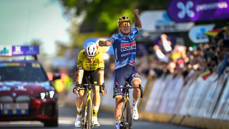 Remco Evenepoel tung nước rút đánh bại Wout van Aert