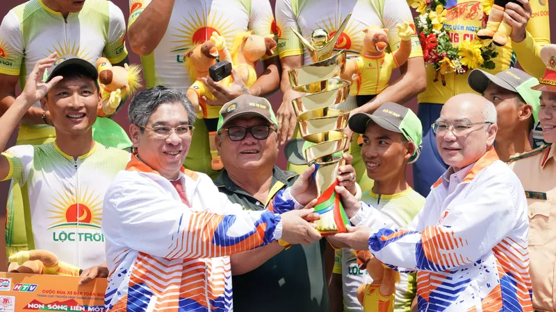 Phó bí thư Thành uỷ TPHCM Nguyễn Phước Lộc và đồng chí Phan Nguyễn Như Khuê trao Cúp vô địch đồng đội cho đội Tập đoàn Lộc Trời. Ảnh: Hoàng Hùng