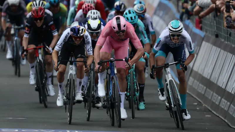 Các tay đua đọ nước rút với Mads Pedersen