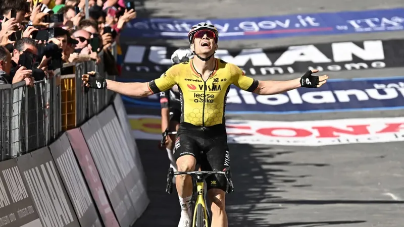 Wout van Aert mừng chiến thắng 